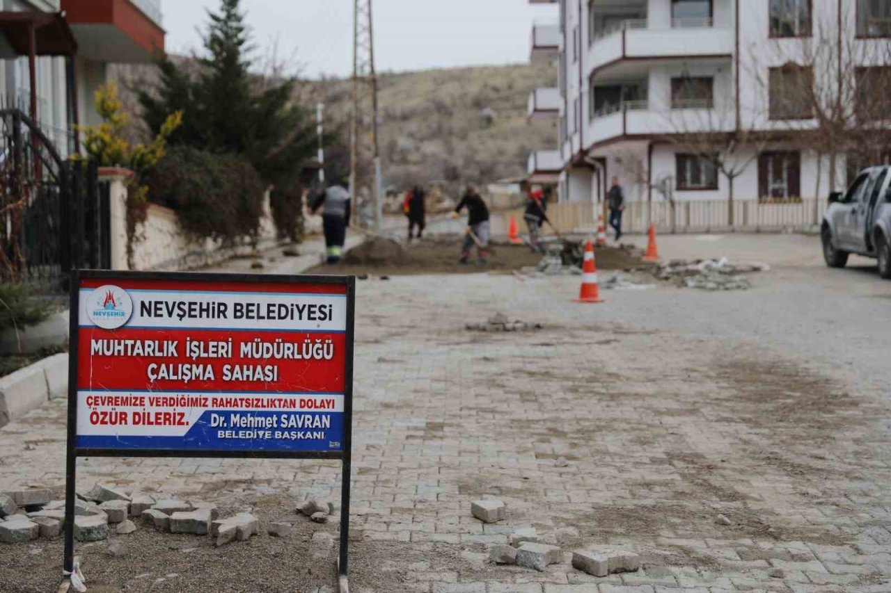 Belediye ekipleri yol bakım-onarım çalışmalarını sürdürüyor