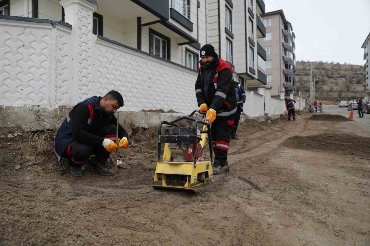 Belediye ekipleri yol bakım-onarım çalışmalarını sürdürüyor