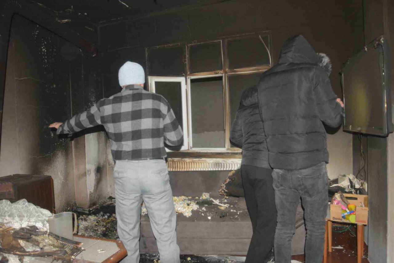 Sobadan çıkan kıvılcım evi yaktı