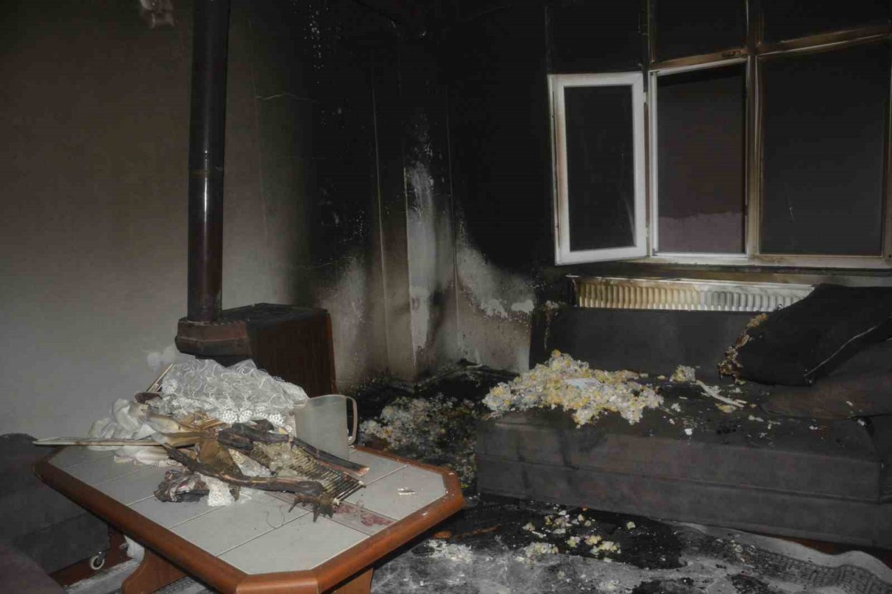 Sobadan çıkan kıvılcım evi yaktı