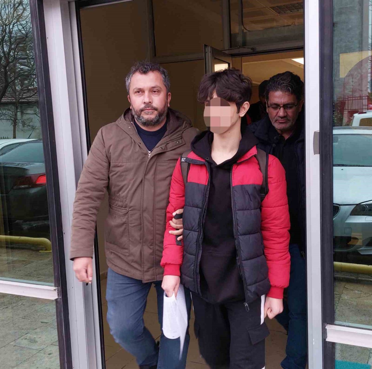 Kanser hastası annesini darp eden ağabeyini öldüren lise öğrencisi beraat etti