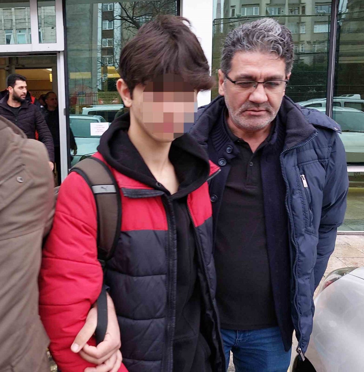 Kanser hastası annesini darp eden ağabeyini öldüren lise öğrencisi beraat etti