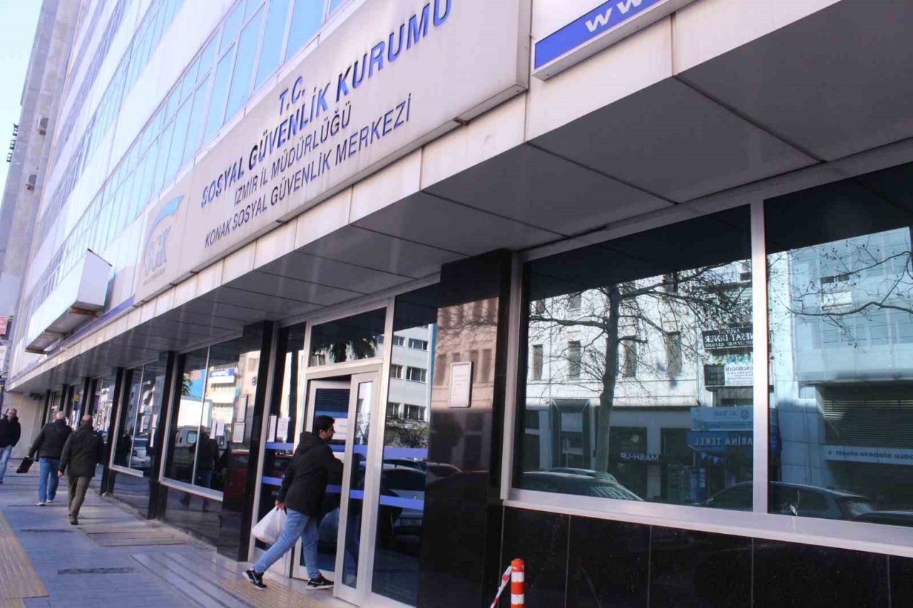 İzmir SGK’den EYT’li vatandaşlara örnek hizmet