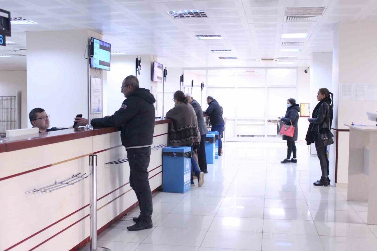 İzmir SGK’den EYT’li vatandaşlara örnek hizmet