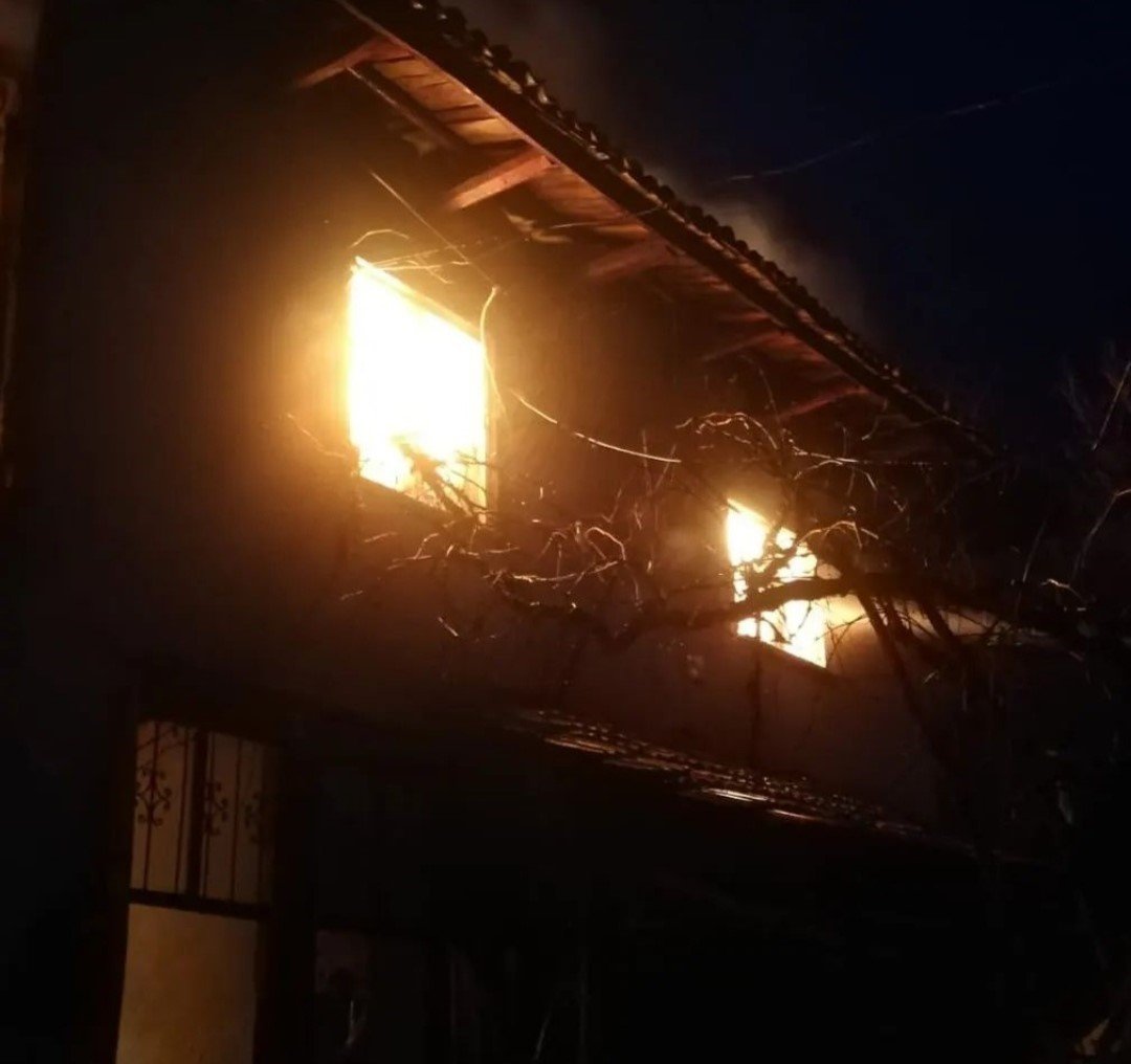 Simav’da çıkan yangında iki ahşap ev tamamen yandı