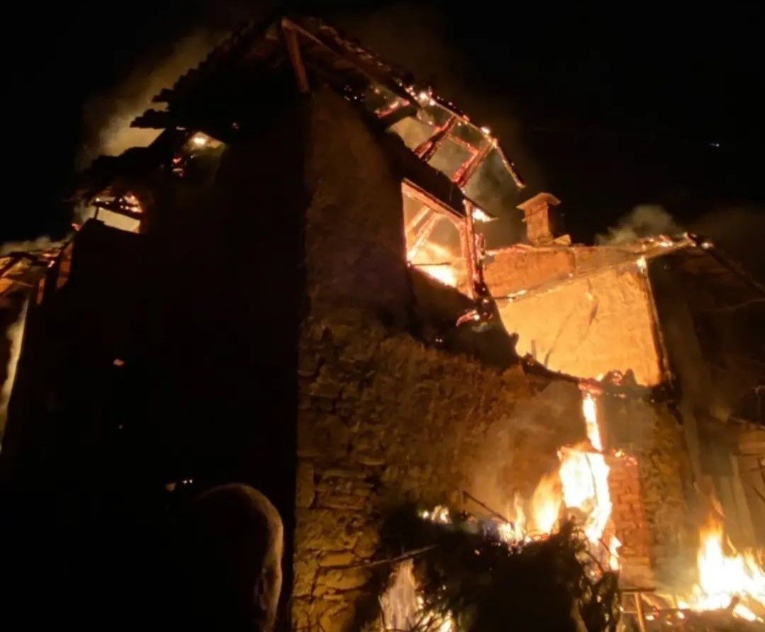 Simav’da çıkan yangında iki ahşap ev tamamen yandı