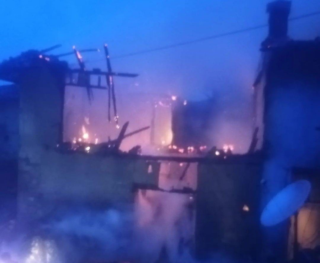 Simav’da çıkan yangında iki ahşap ev tamamen yandı