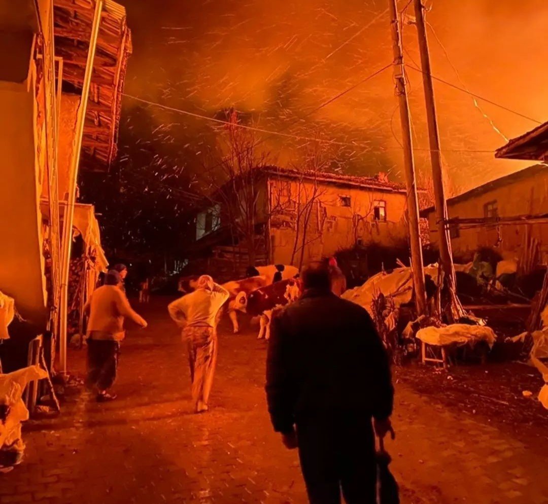 Simav’da çıkan yangında iki ahşap ev tamamen yandı