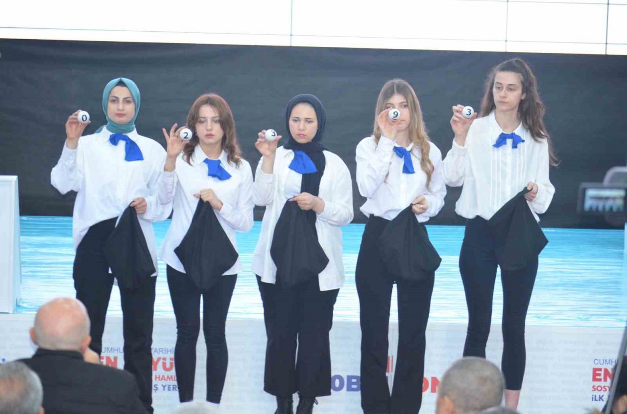 Tekirdağ’da TOKİ’nin kura çekilişi sürüyor