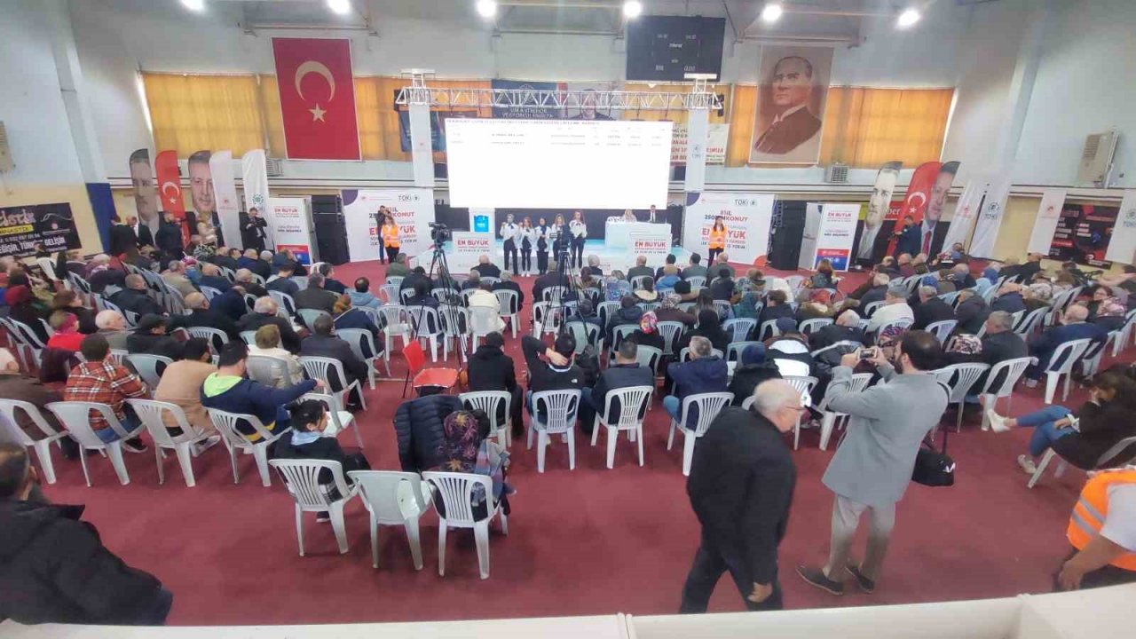 Tekirdağ’da TOKİ’nin kura çekilişi sürüyor