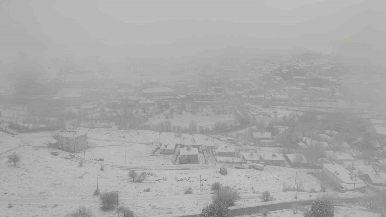 Tunceli ‘beyaz’ güne uyandı