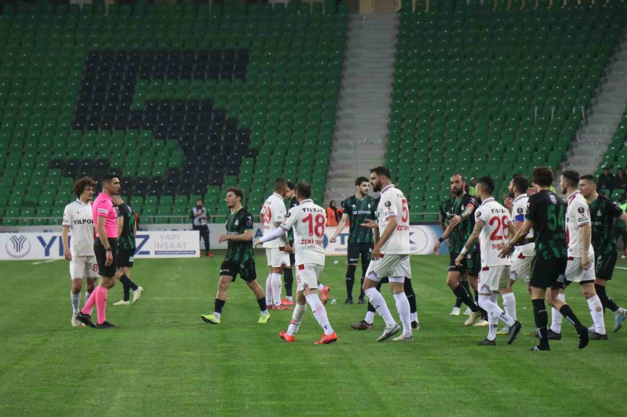Olaylı geçen Sakaryaspor- Yılport Samsunspor maçına ceza yağdı