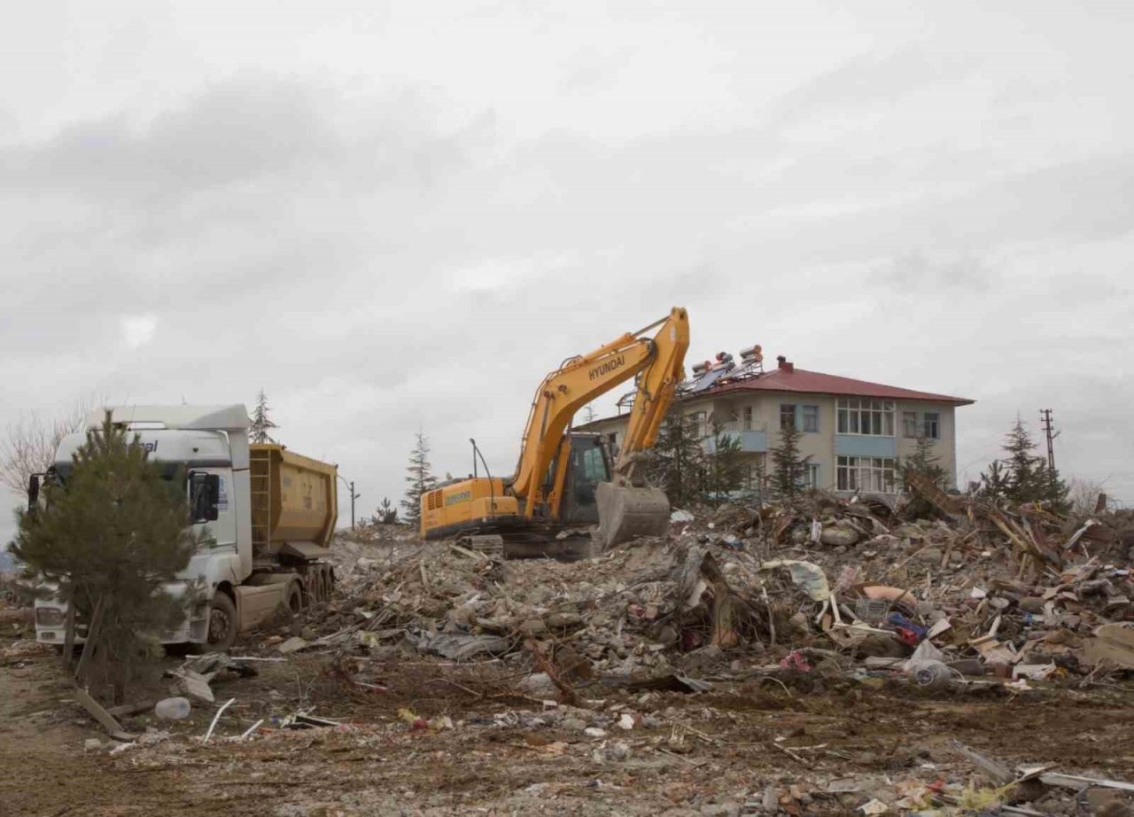 Afşin’de enkaz kaldırma çalışmaları devam ediyor