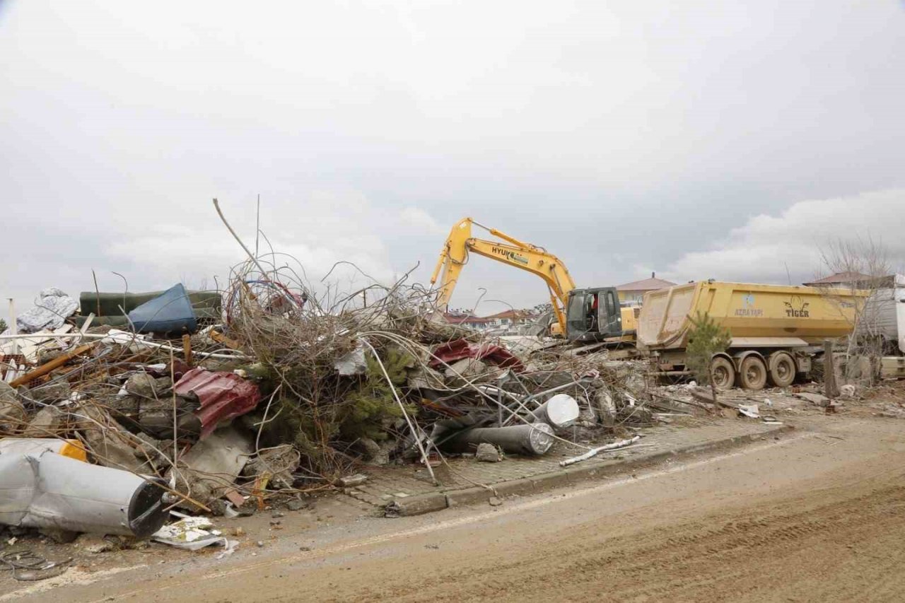 Afşin’de enkaz kaldırma çalışmaları devam ediyor
