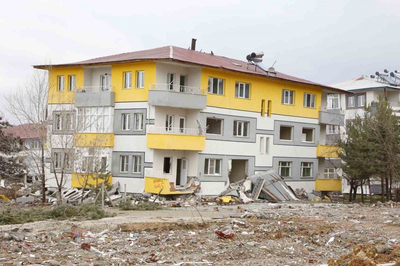 Afşin’de enkaz kaldırma çalışmaları devam ediyor