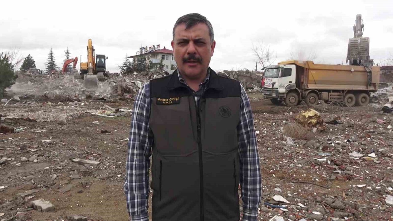 Afşin’de enkaz kaldırma çalışmaları devam ediyor