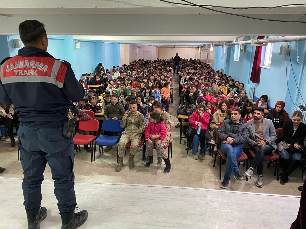 Jandarmadan 450 öğrenciye eğitim