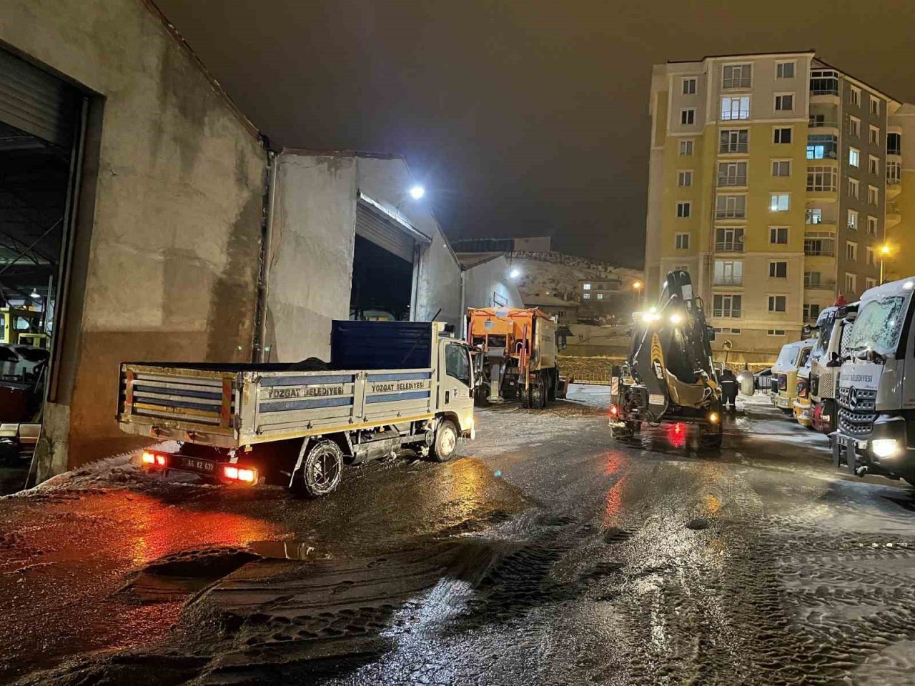 Yozgat Belediyesi ekipleri gece boyunca karla mücadelesini sürdürdü