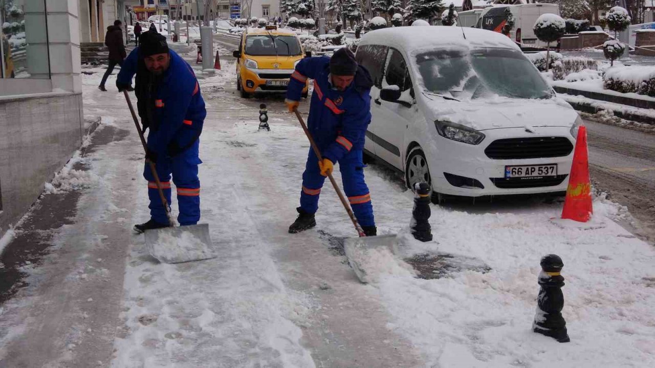 Yozgat Belediyesi ekipleri gece boyunca karla mücadelesini sürdürdü
