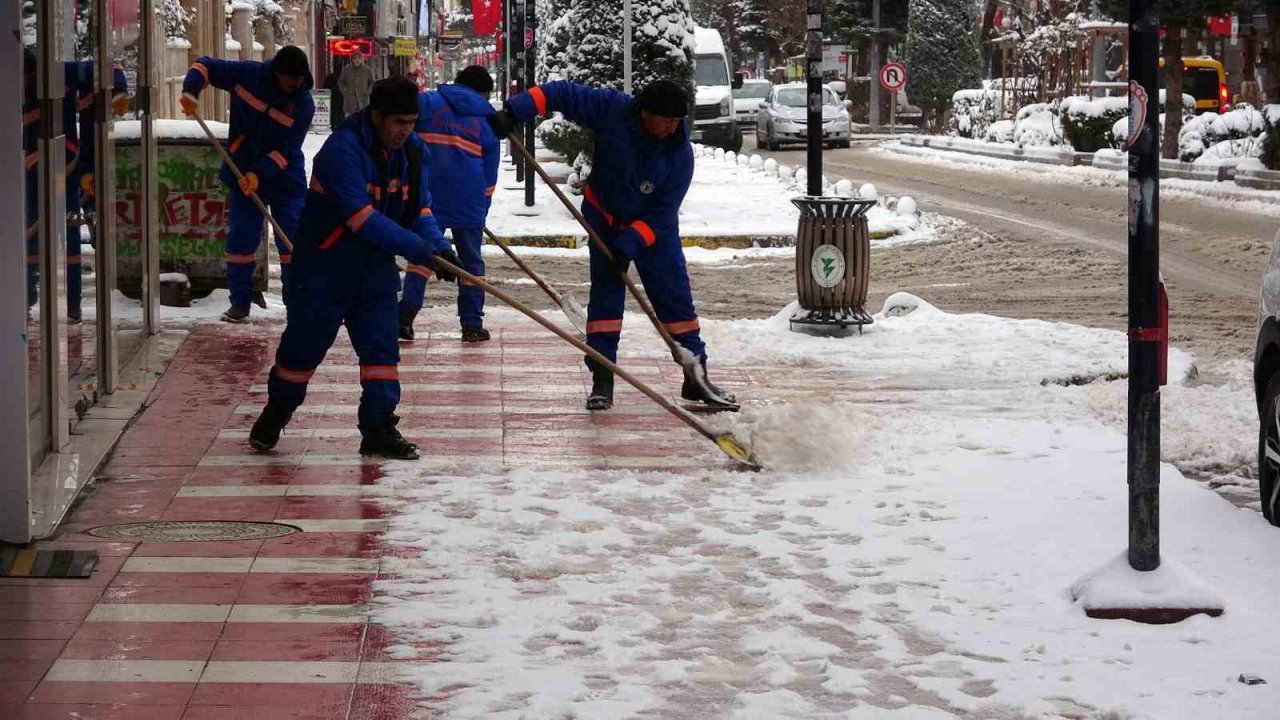 Yozgat Belediyesi ekipleri gece boyunca karla mücadelesini sürdürdü