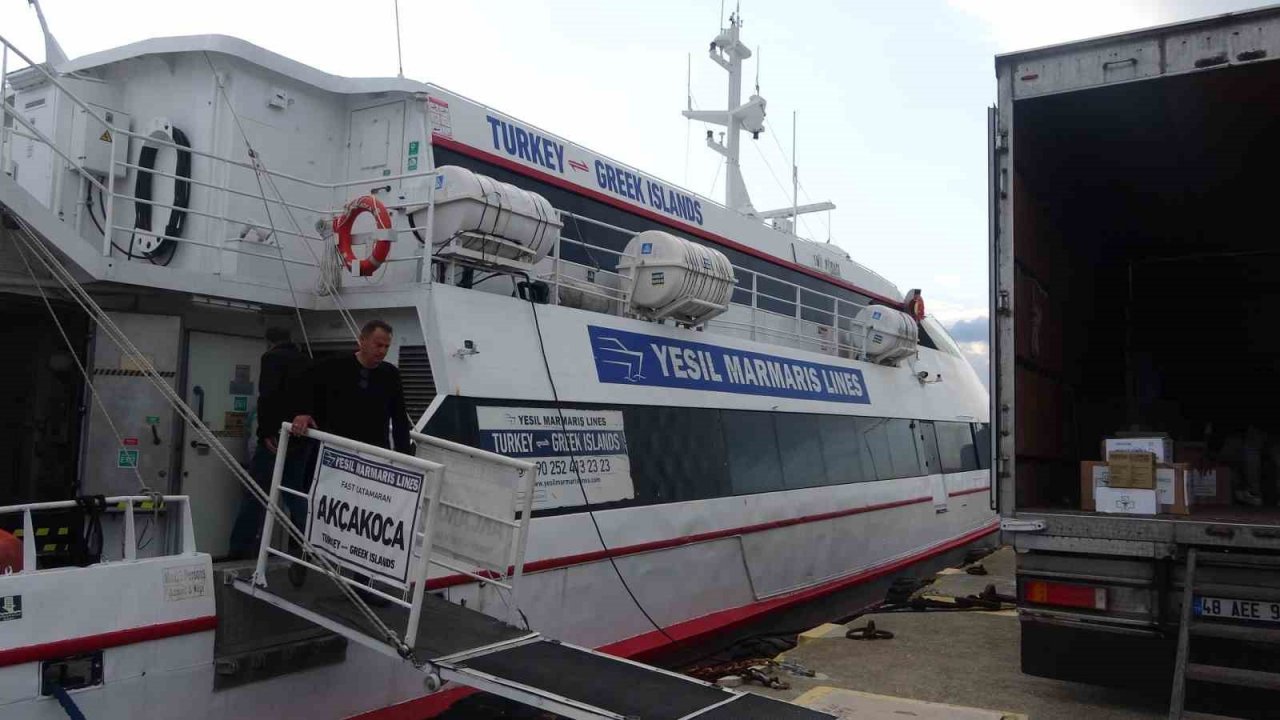 Oniki Adalar’dan depremzedelere ilaç ve bebek maması desteği Marmaris’e ulaştı