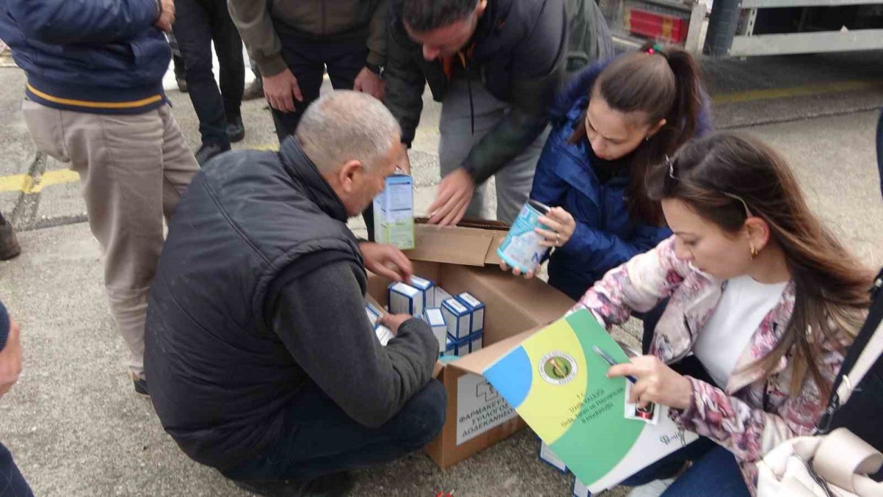 Oniki Adalar’dan depremzedelere ilaç ve bebek maması desteği Marmaris’e ulaştı
