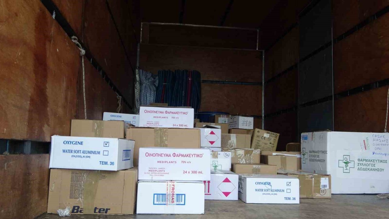 Oniki Adalar’dan depremzedelere ilaç ve bebek maması desteği Marmaris’e ulaştı