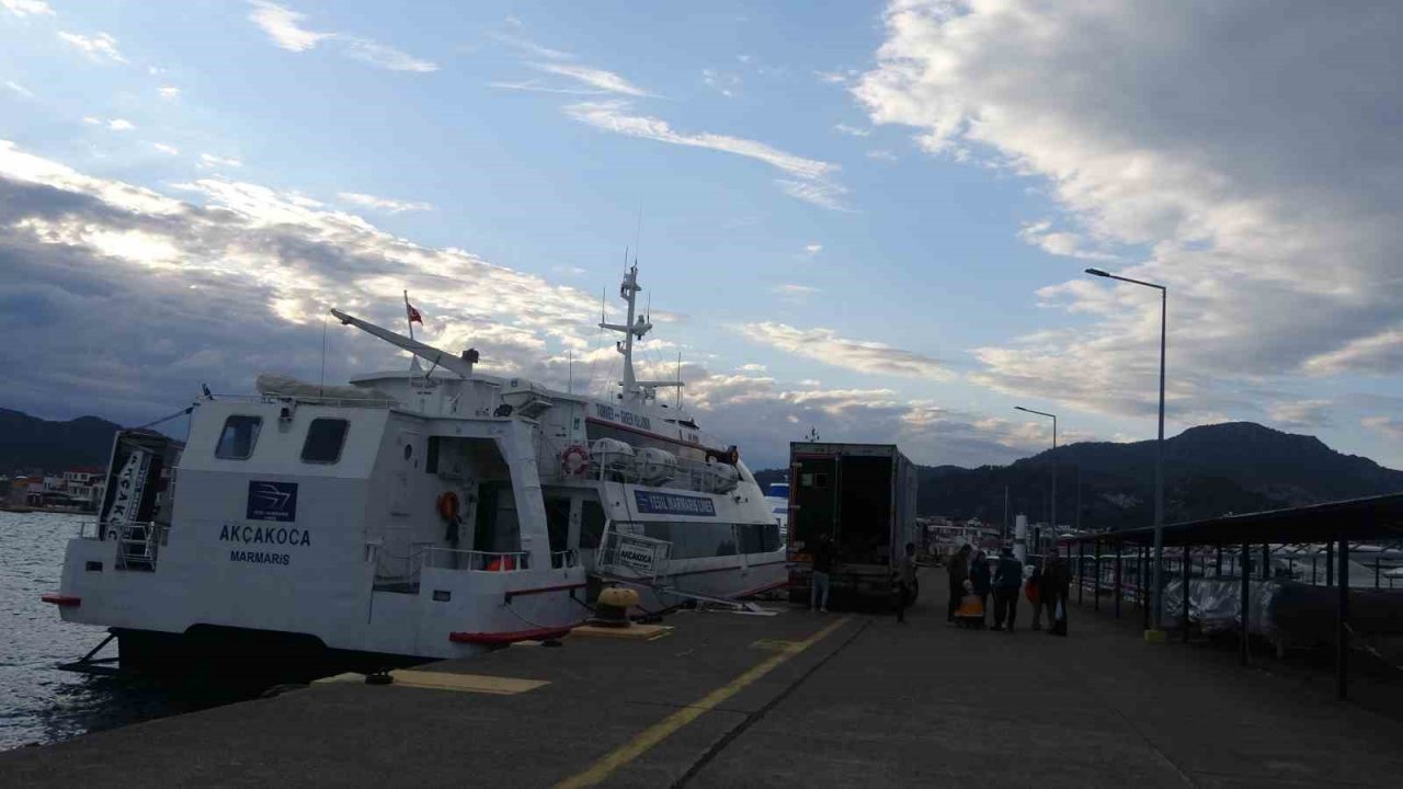 Oniki Adalar’dan depremzedelere ilaç ve bebek maması desteği Marmaris’e ulaştı