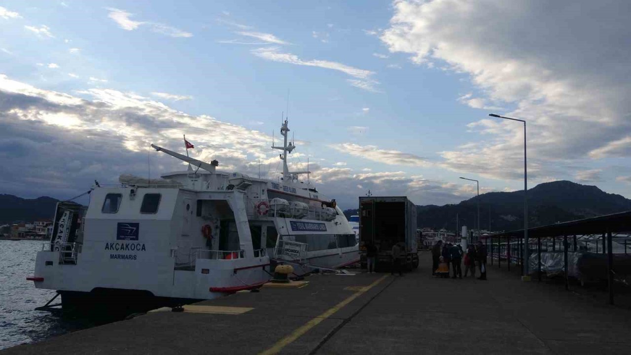 Oniki Adalar’dan depremzedelere ilaç ve bebek maması desteği Marmaris’e ulaştı