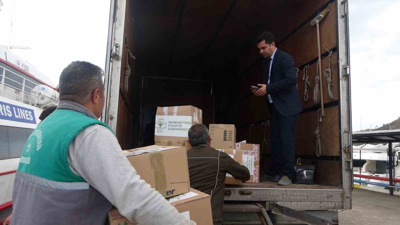 Oniki Adalar’dan depremzedelere ilaç ve bebek maması desteği Marmaris’e ulaştı