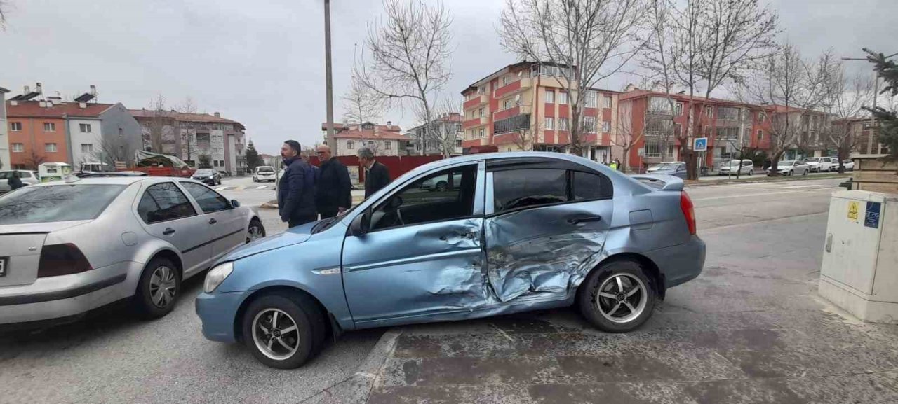 3 araçlı trafik kazası: 1 yaralı