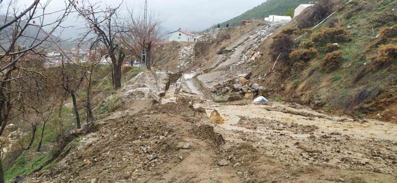 Adıyaman’da heyelan 1 iş makinesi ve otomobili yuttu