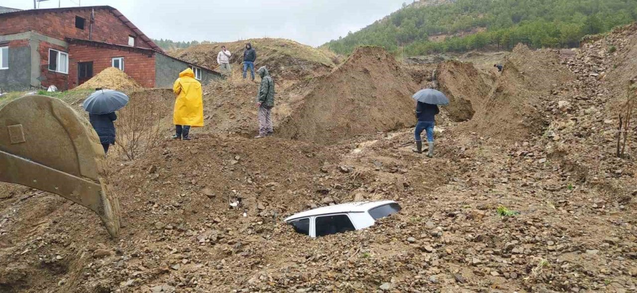 Adıyaman’da heyelan 1 iş makinesi ve otomobili yuttu