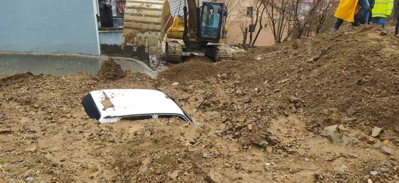 Adıyaman’da heyelan 1 iş makinesi ve otomobili yuttu