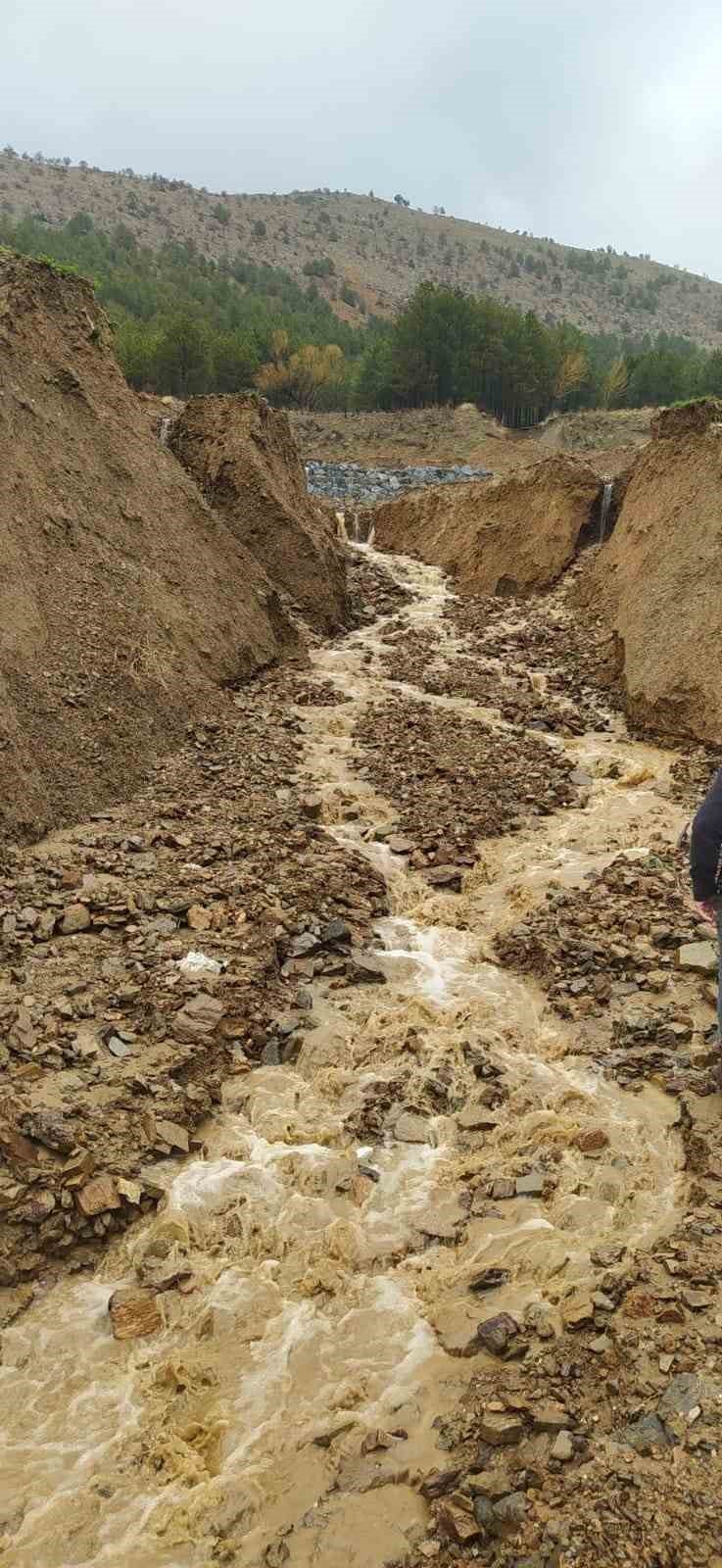 Adıyaman’da heyelan 1 iş makinesi ve otomobili yuttu