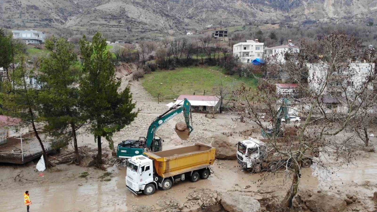 Kayıp 2 kişinin arama çalışması dron ile görüntülendi