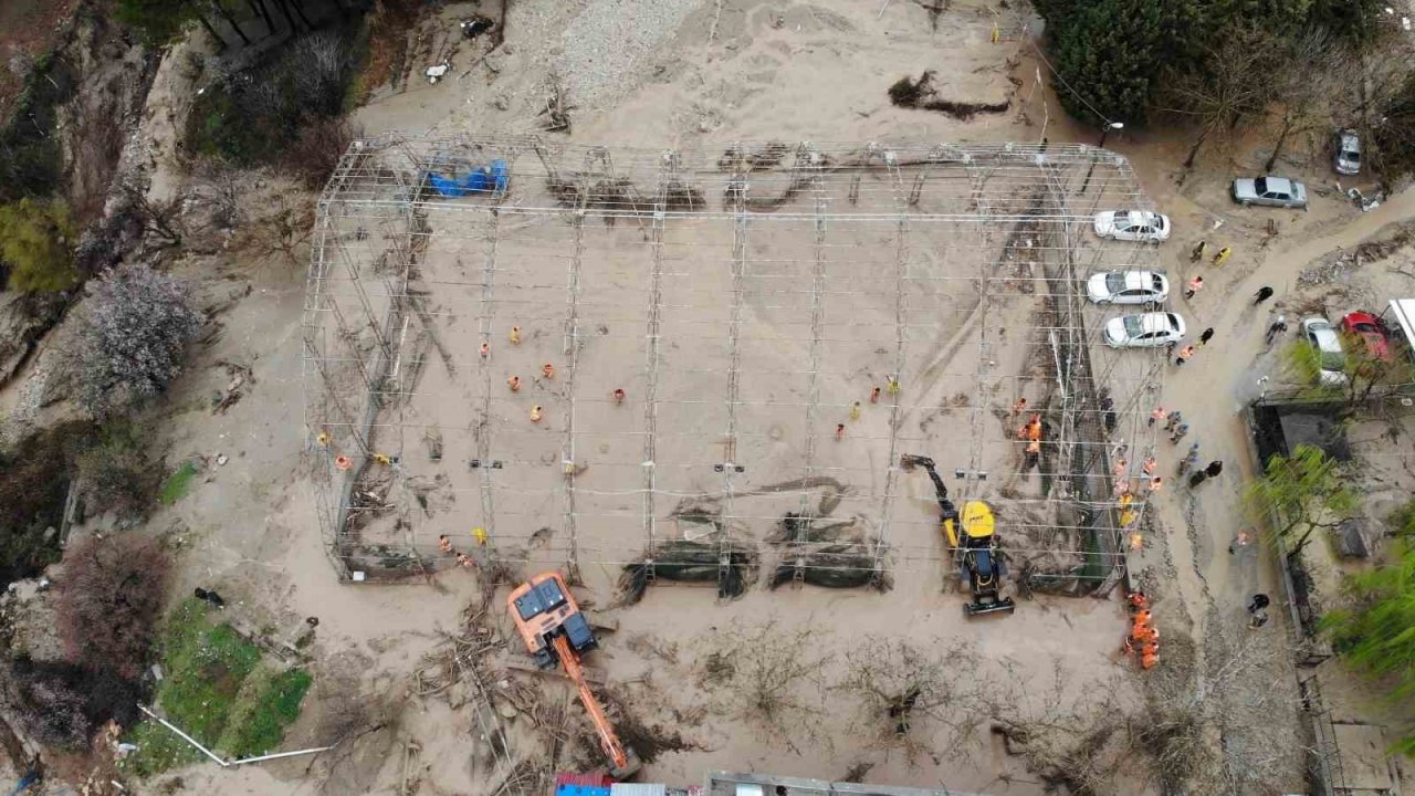 Kayıp 2 kişinin arama çalışması dron ile görüntülendi