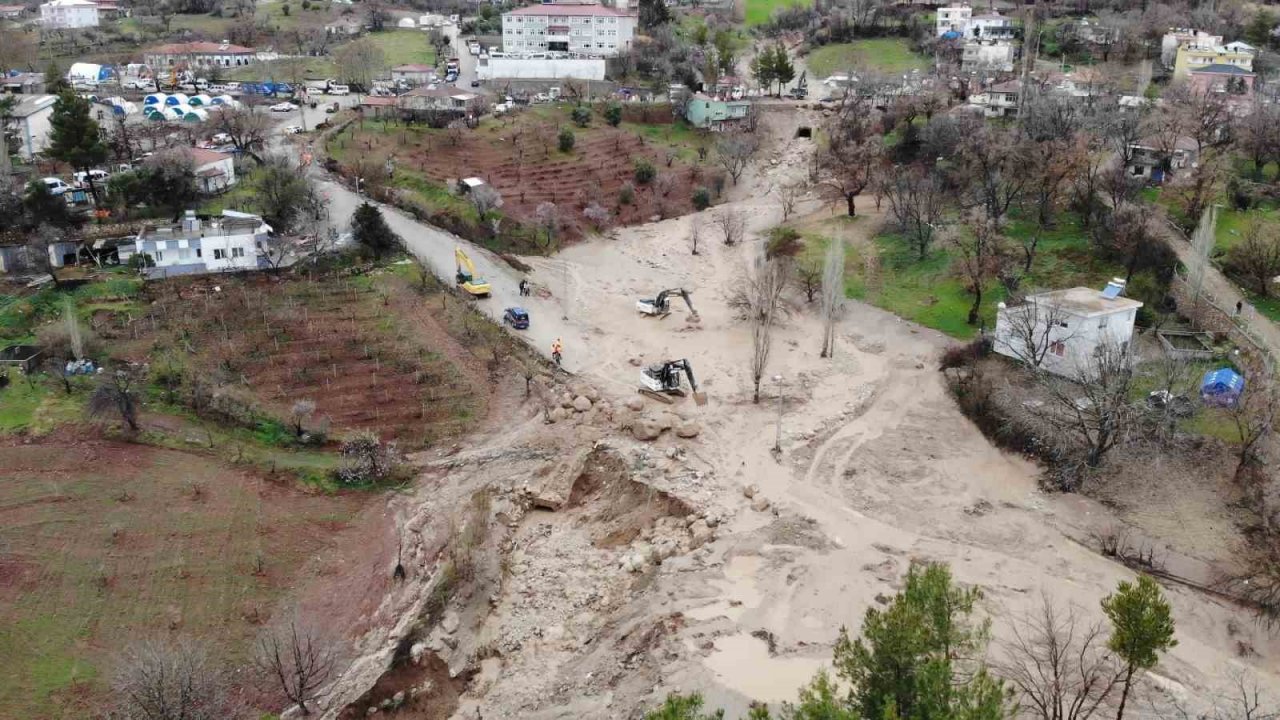 Kayıp 2 kişinin arama çalışması dron ile görüntülendi