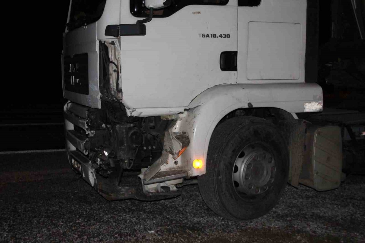 Kamyon ile otomobil çarpıştı, 2 kişi yaralandı