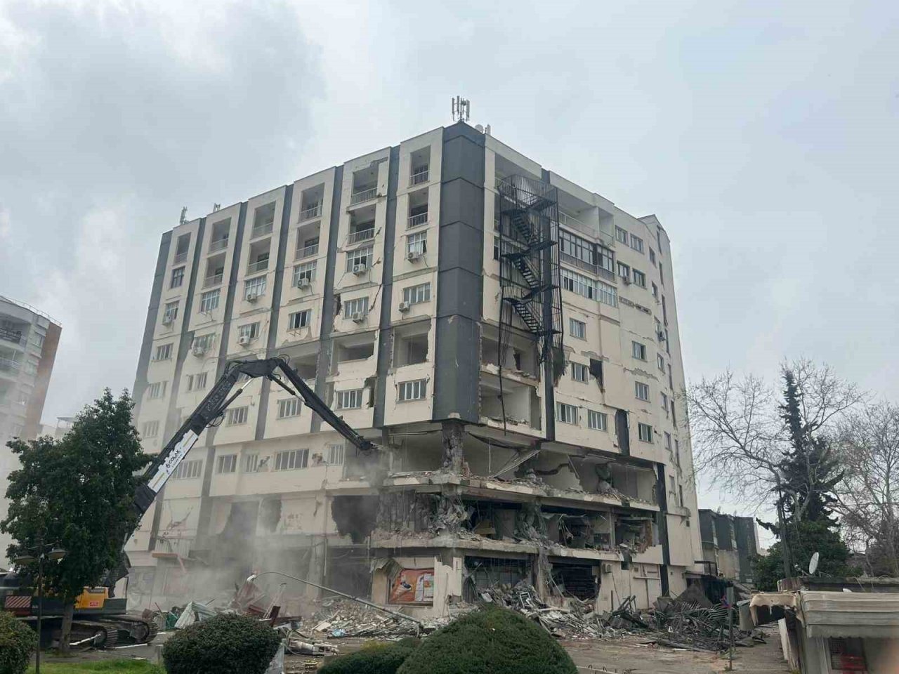 Adana Ceyhan’ın çarşı merkezdeki en büyük binası kontrollü olarak yıkıldı