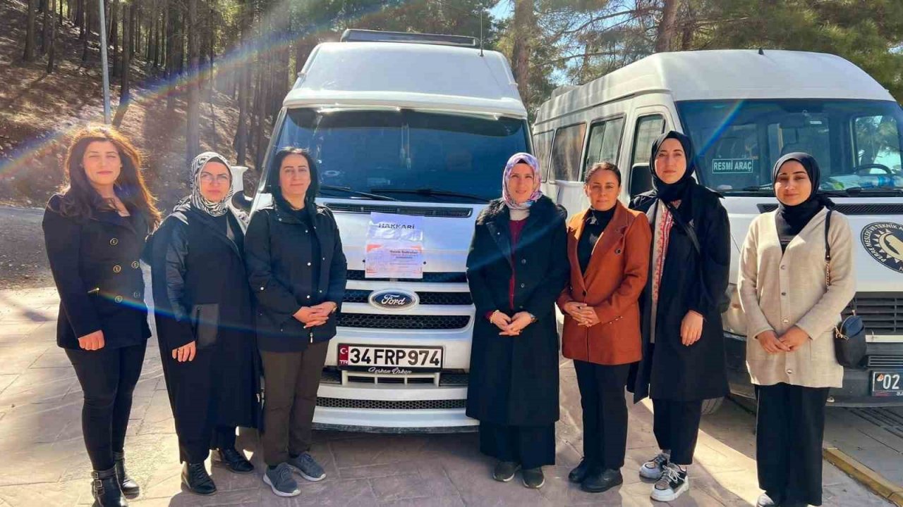 AK Kadınlar deprem bölgesine 133 koli mutfak seti gönderdi