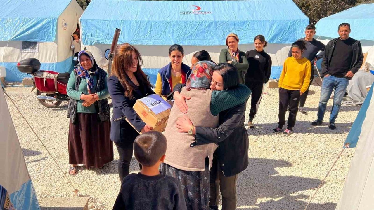 AK Kadınlar deprem bölgesine 133 koli mutfak seti gönderdi