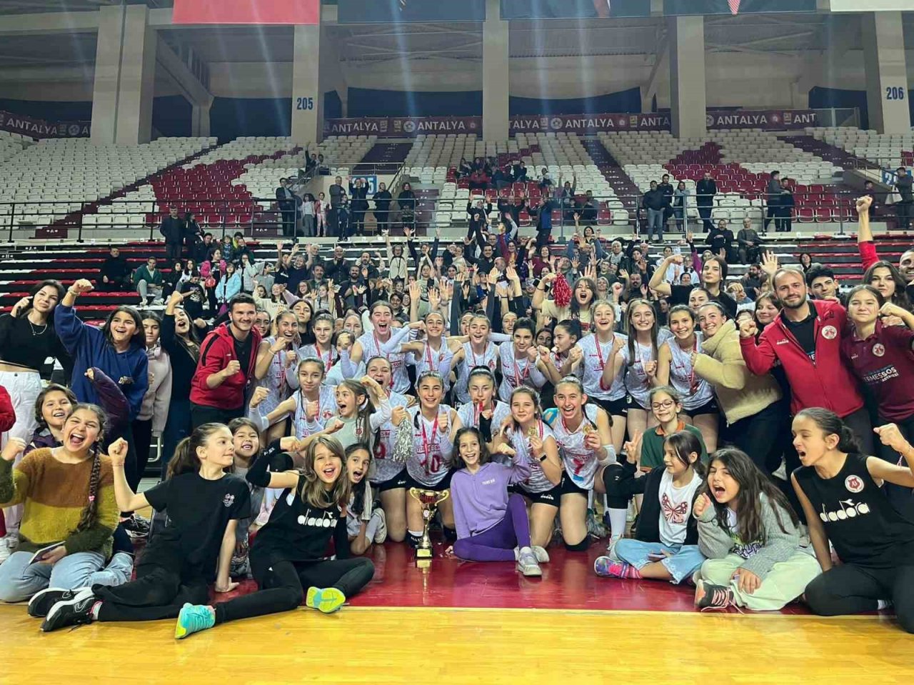 Döşemealtı’nın nar taneleri Antalya şampiyonu