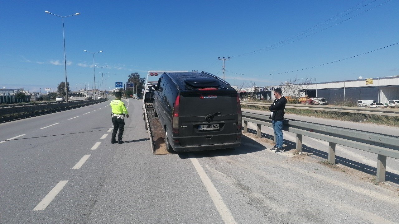 Alkollü araç kullanmaktan ehliyetini kaptıran sürücü polise yakalandı