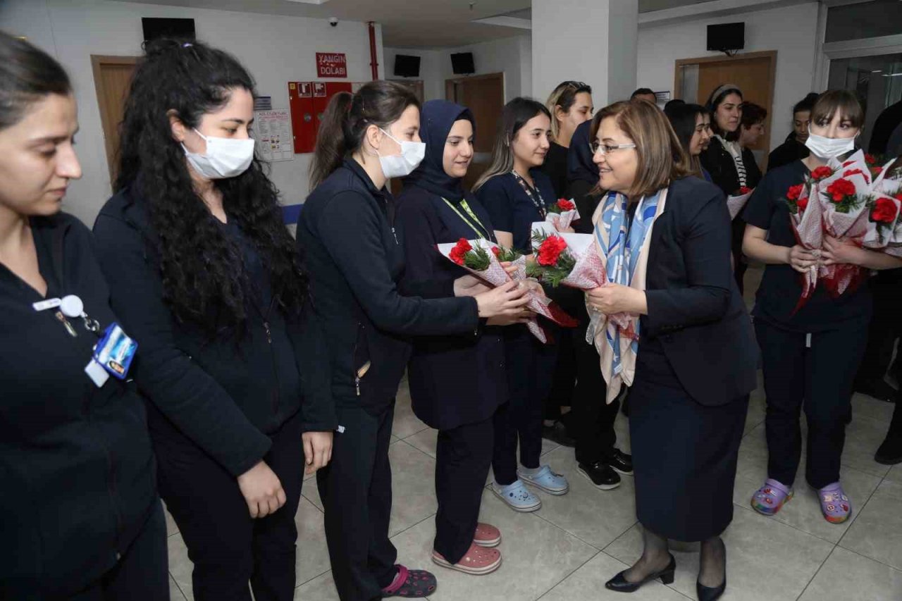 Şahin, fedakar hemşireleri ziyaret etti