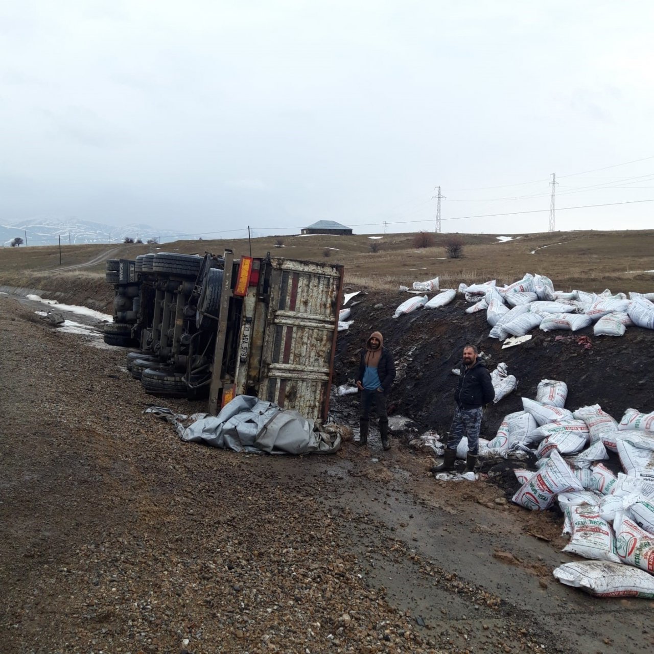 Bingöl’de tır devrildi: 1 yaralı
