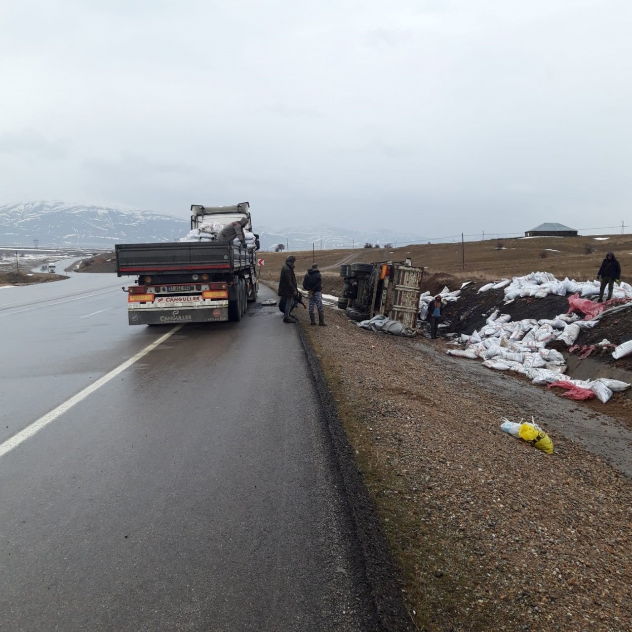 Bingöl’de tır devrildi: 1 yaralı