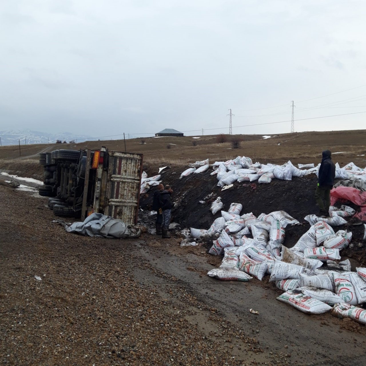 Bingöl’de tır devrildi: 1 yaralı