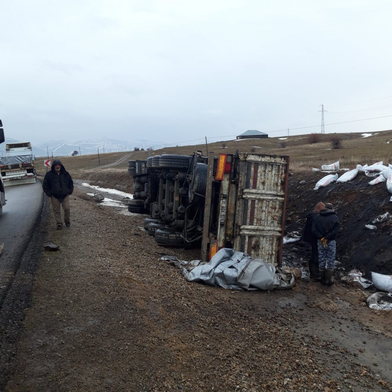 Bingöl’de tır devrildi: 1 yaralı