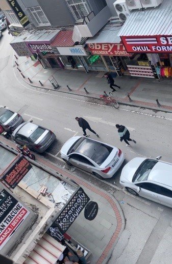 Sokak ortasındaki silahlı çatışma kamerada
